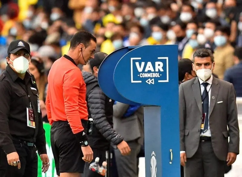VAR là gì? Lợi ích của công nghệ VAR trong bóng đá