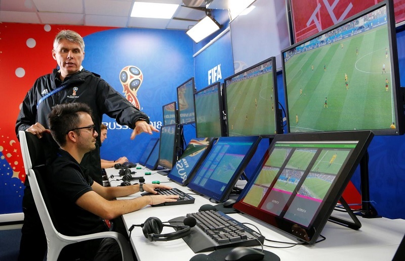 VAR là gì? Lợi ích của công nghệ VAR trong bóng đá