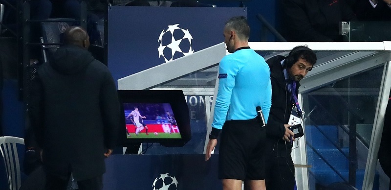 VAR là gì? Lợi ích của công nghệ VAR trong bóng đá