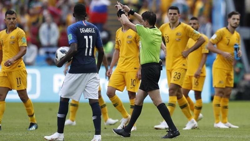 VAR là gì? Lợi ích của công nghệ VAR trong bóng đá