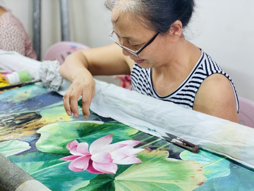Phân biệt thêu tay và thêu máy - Sen - Thêu tay nghệ thuật