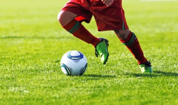 Học kỹ thuật đá bóng bằng mu bàn chân: Bí quyết thành công