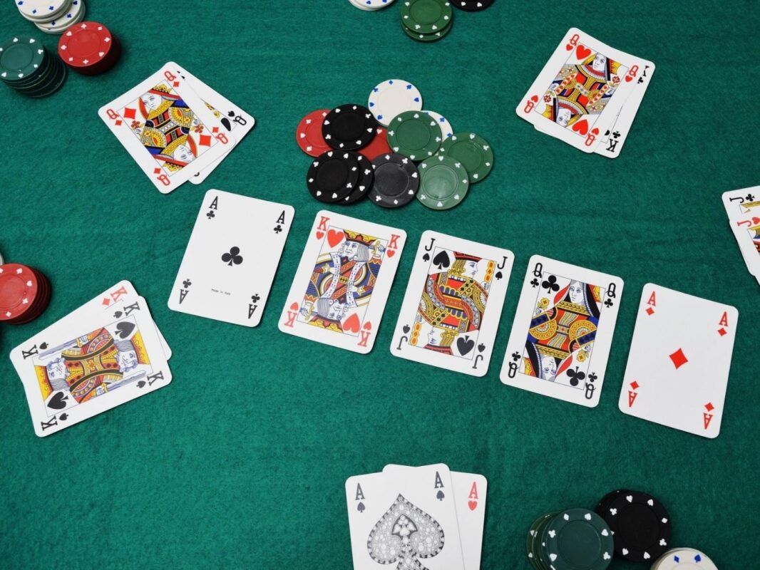 Phân Biệt Xì Tố và Poker: Điểm Giống Và Khác Nhau Cơ Bản