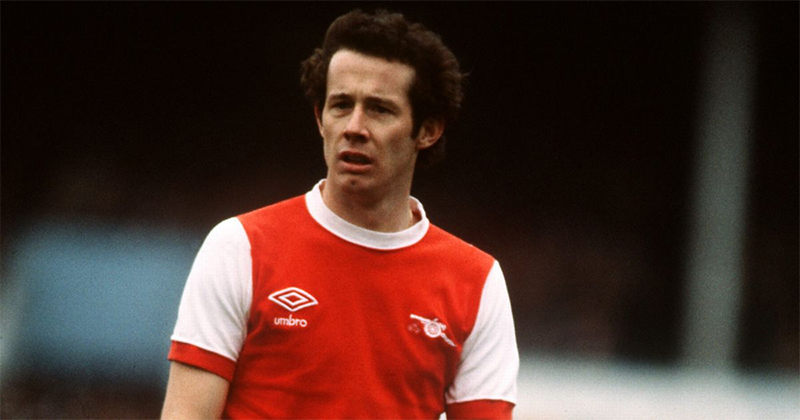 Huyền thoại Liam Brady dẫn bóng