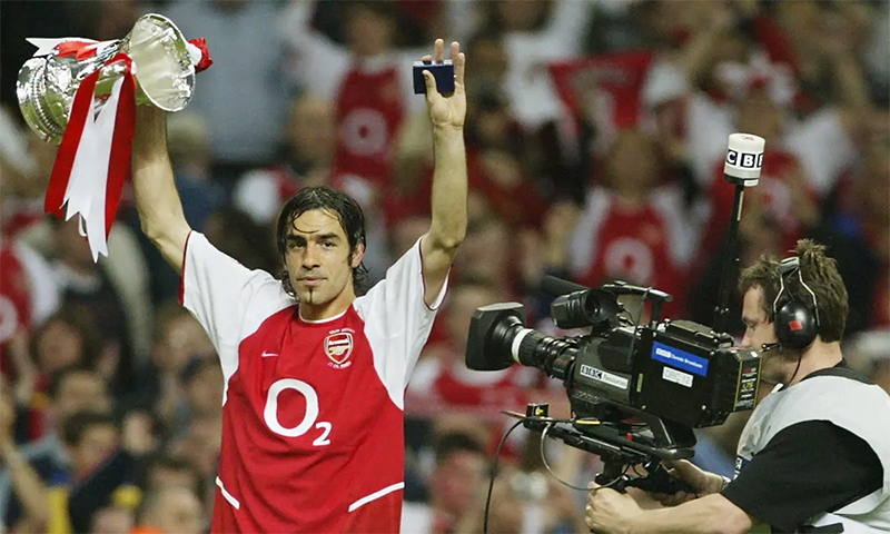 Robert Pires ăn mừng bàn thắng tại Premier League